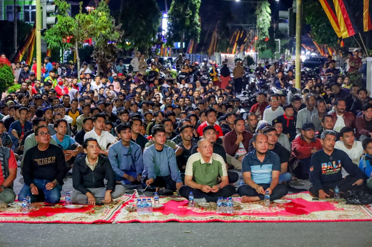 Gelar Nobar Indonesia vs Australia, Bupati Sabar AS duduk bersila dengan masyarakat.