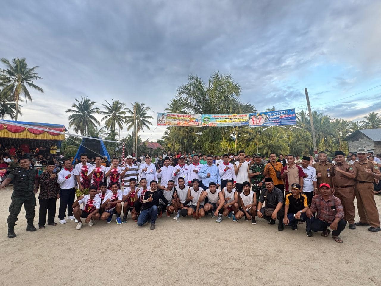 Sabar AS dan Sukardi Hadiri Penutupan Volly Ball OPKB di Nagari Ladang Panjang Barat Kec Tigo Nagari