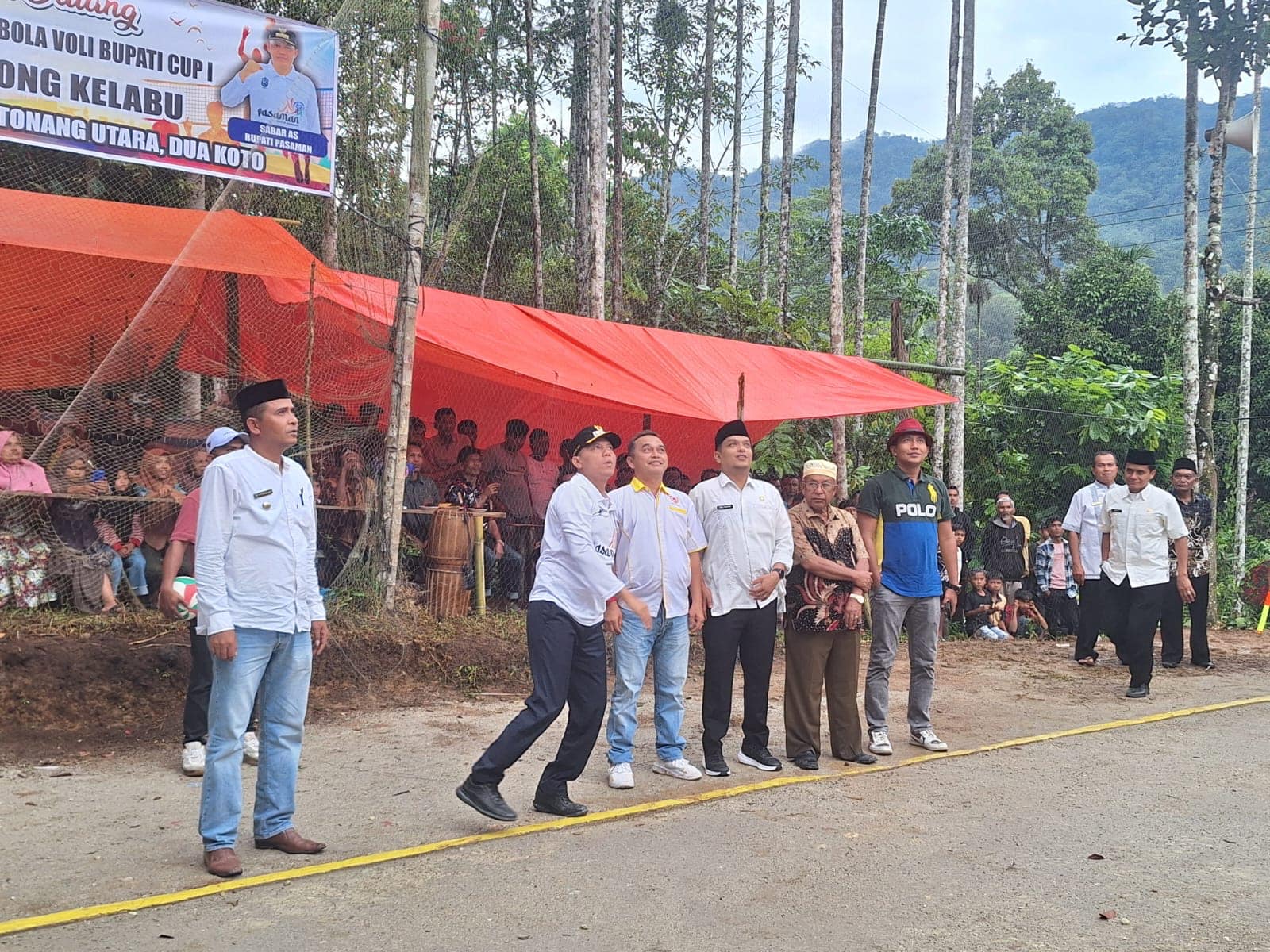 Disambut meriah, Bupati Sabar AS buka secara resmi Open Turnamen Bola Volly Bupati Cup I SPAS Jorong Kelabu Nagari Simpang Tonang Utara Kec Duo Koto.