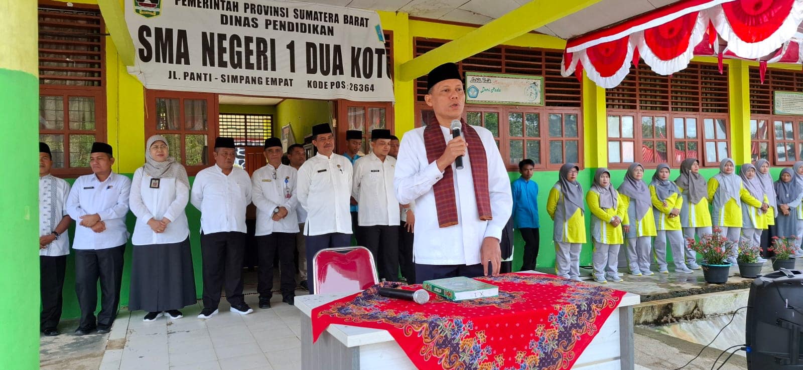 Sabar AS jadi Pembina Apel di SMA Negeri 1 Dua Koto, Pentingnya Pendidikan Sebagai Kunci Kesuksesan.