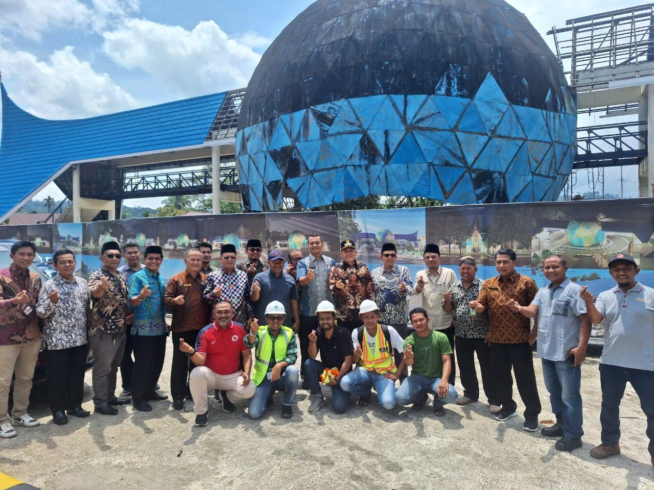 Sidak Renovasi Jembatan Penyeberangan Dan Bola Dunia Bonjol  Sabar AS : Pastikan Planetarium pada tahun ini akan dioperasikan