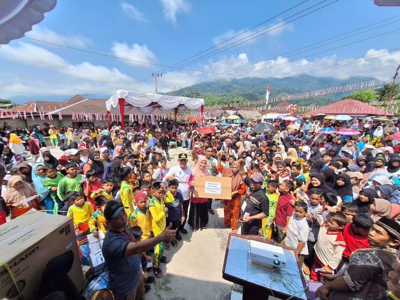 Sabar AS lepas jalan jantung sehat Lubuk Torop Nagari Bahagia. Ribuan warga turut serta ambil bagian 