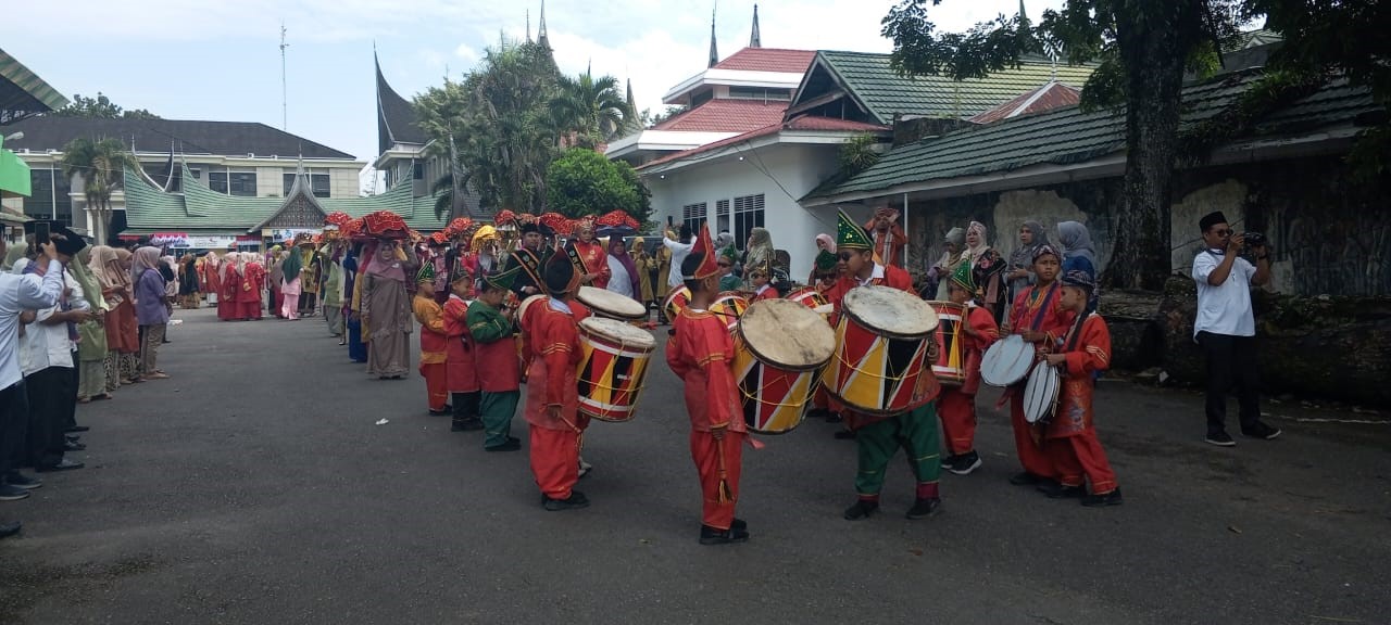 HUT Pasaman 79 dihiasi dengan Arak arakan bajamba , Pjs Edi Dharma , ini terus kita lestarikan 