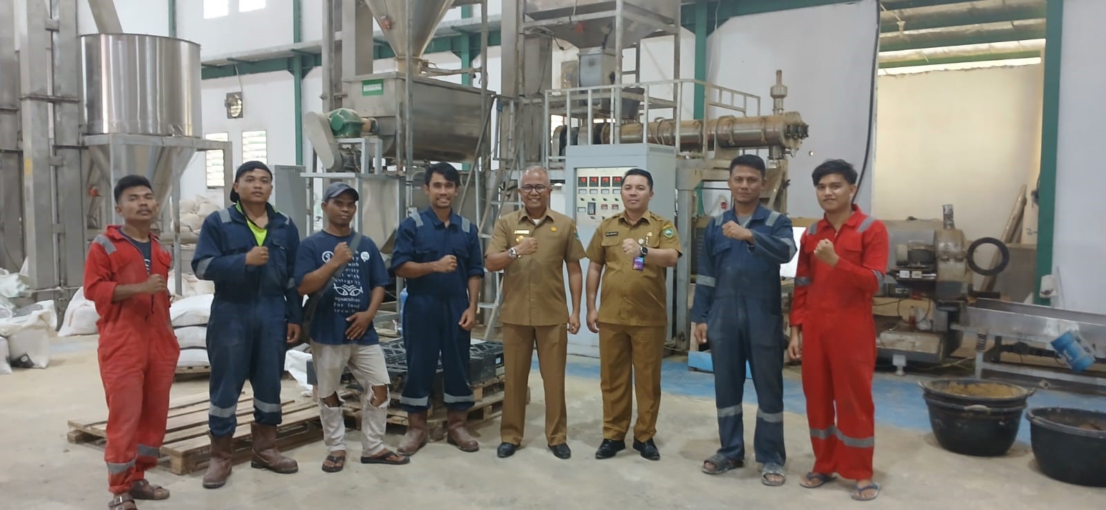 Monitoring Pabrik Pakan ikan , Pjs Bupati Pasaman  Edi Dharma : Produksi pakan agar  terus ditingkatkan 