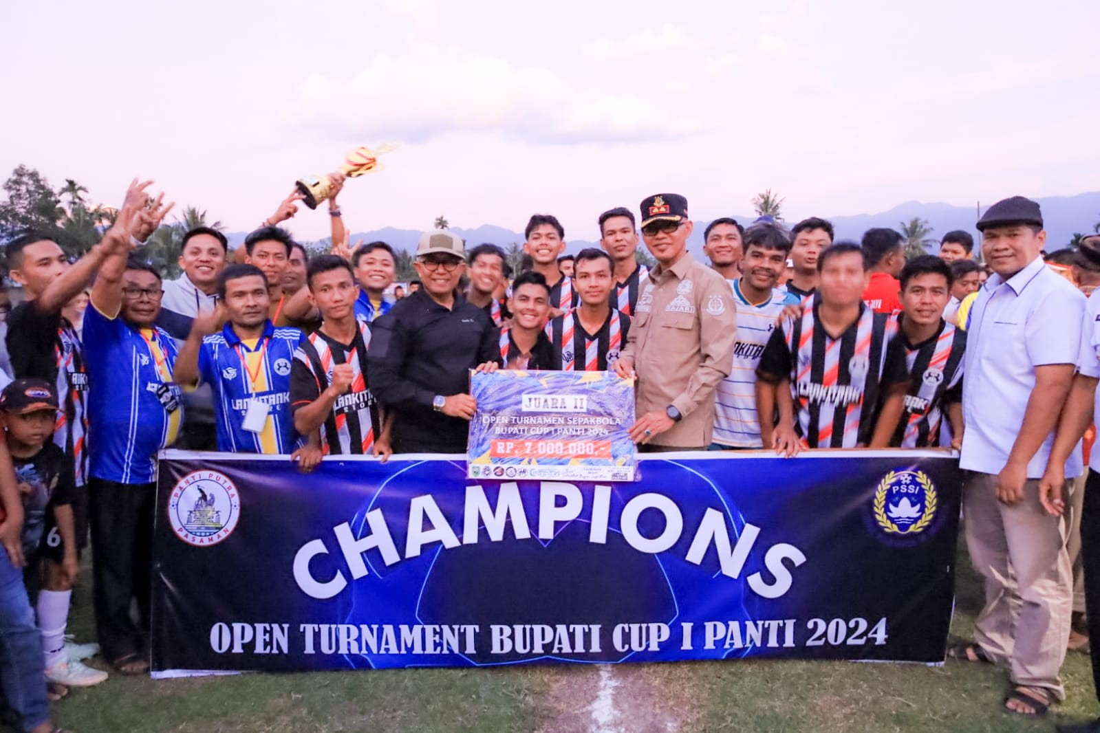 Tutup Bola kaki Bupati Cup I Panti , Kajari Sobeng Suradal, Pjs Bupati Edi Dharma dan ribuan q penonton saksikan pertandingan Final .