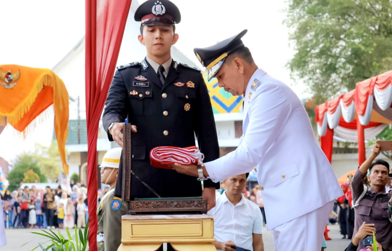 Dipimpin Wabup, Warga Ikut Menyaksikan Upacara Penurunan Bendera Merah Putih HUT RI ke-80 di Pasaman