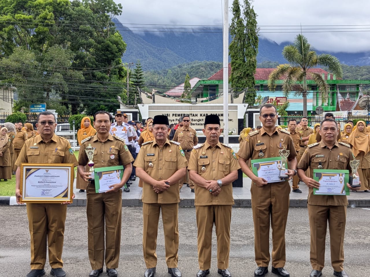 Pimpin Apel Organik, Bupati Welly Suhery Tegaskan Disiplin ASN dan Serahkan Penghargaan Lomba Takbiran