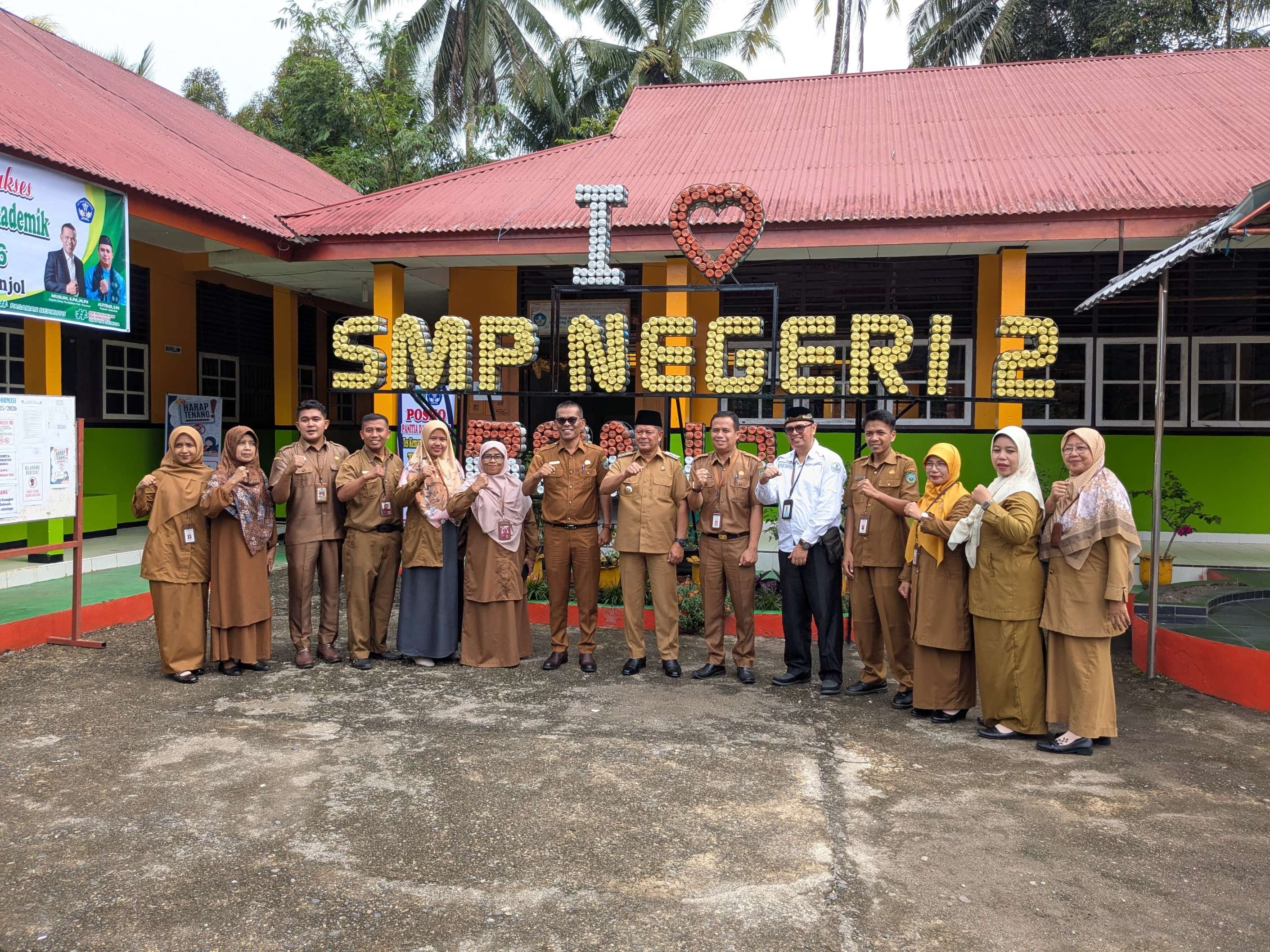 Pastikan Kelancaran Tes Kompetensi Akademik, Bupati Welly Suhery Tinjau Sejumlah SMP di Bonjol