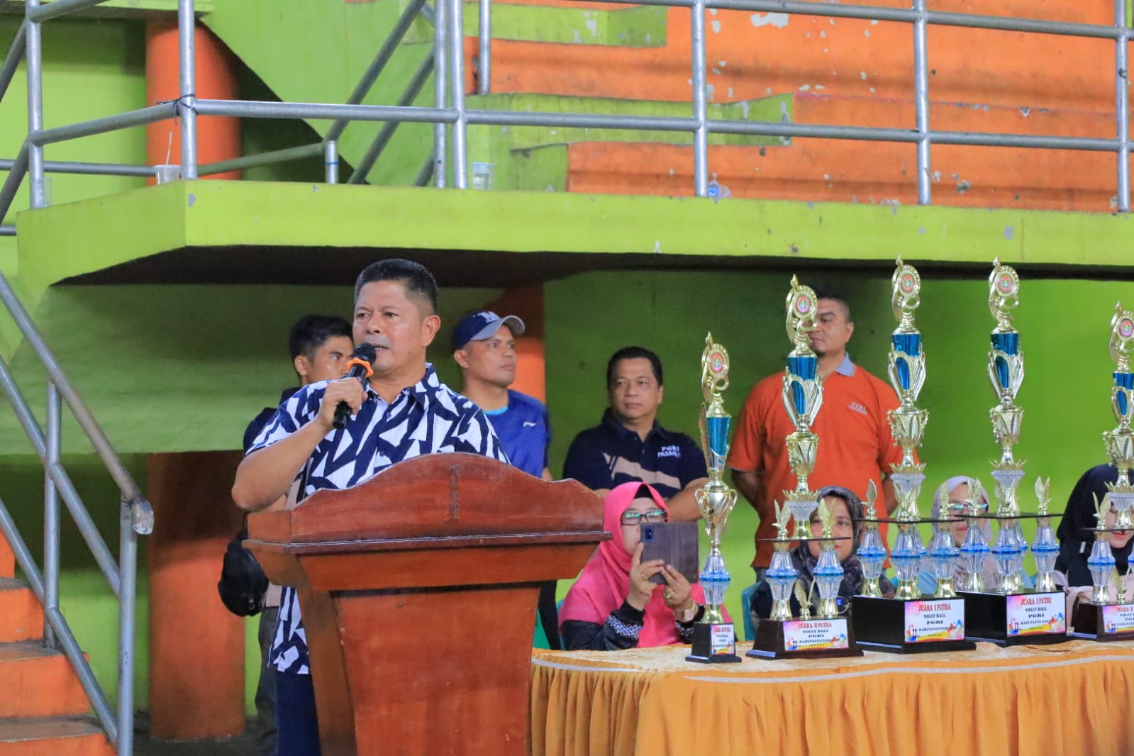Peringati hardiknas ,Bupati Welly Suheri buka turnamen volly Ball PGRI Pasaman , 