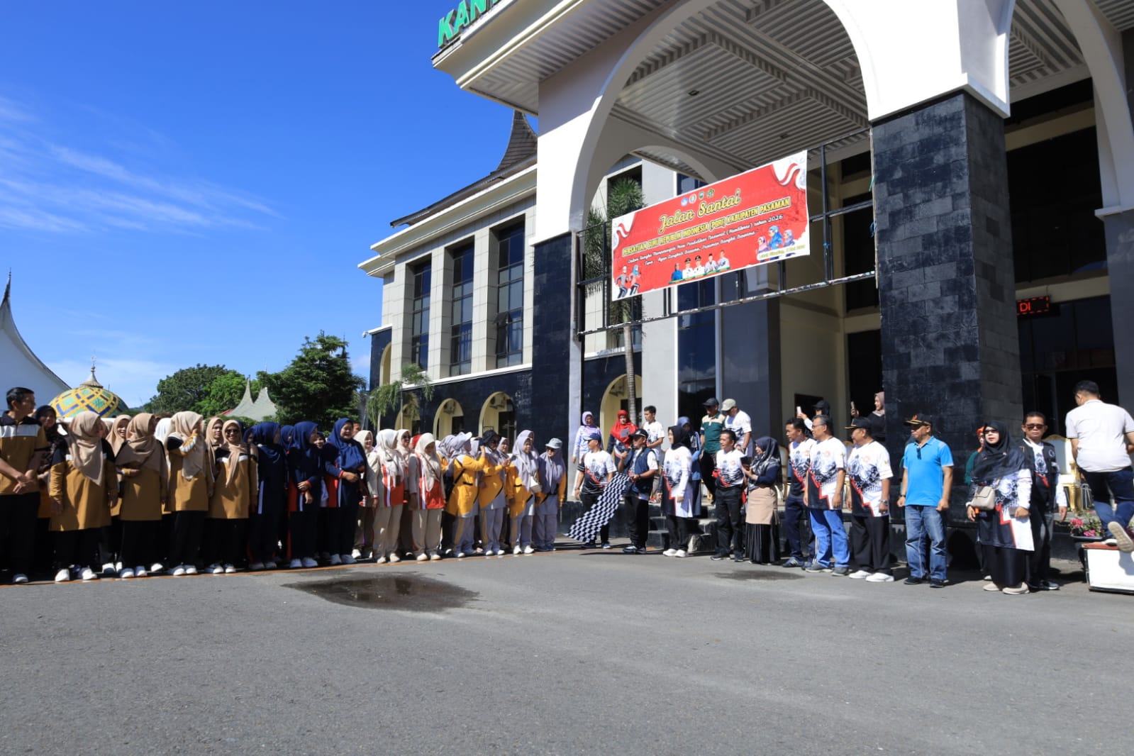 Wujudkan Pendidikan Bermutu, Bupati Pasaman Apresiasi Jalan Santai Hardiknas yang Diikuti Ribuan Pendidik