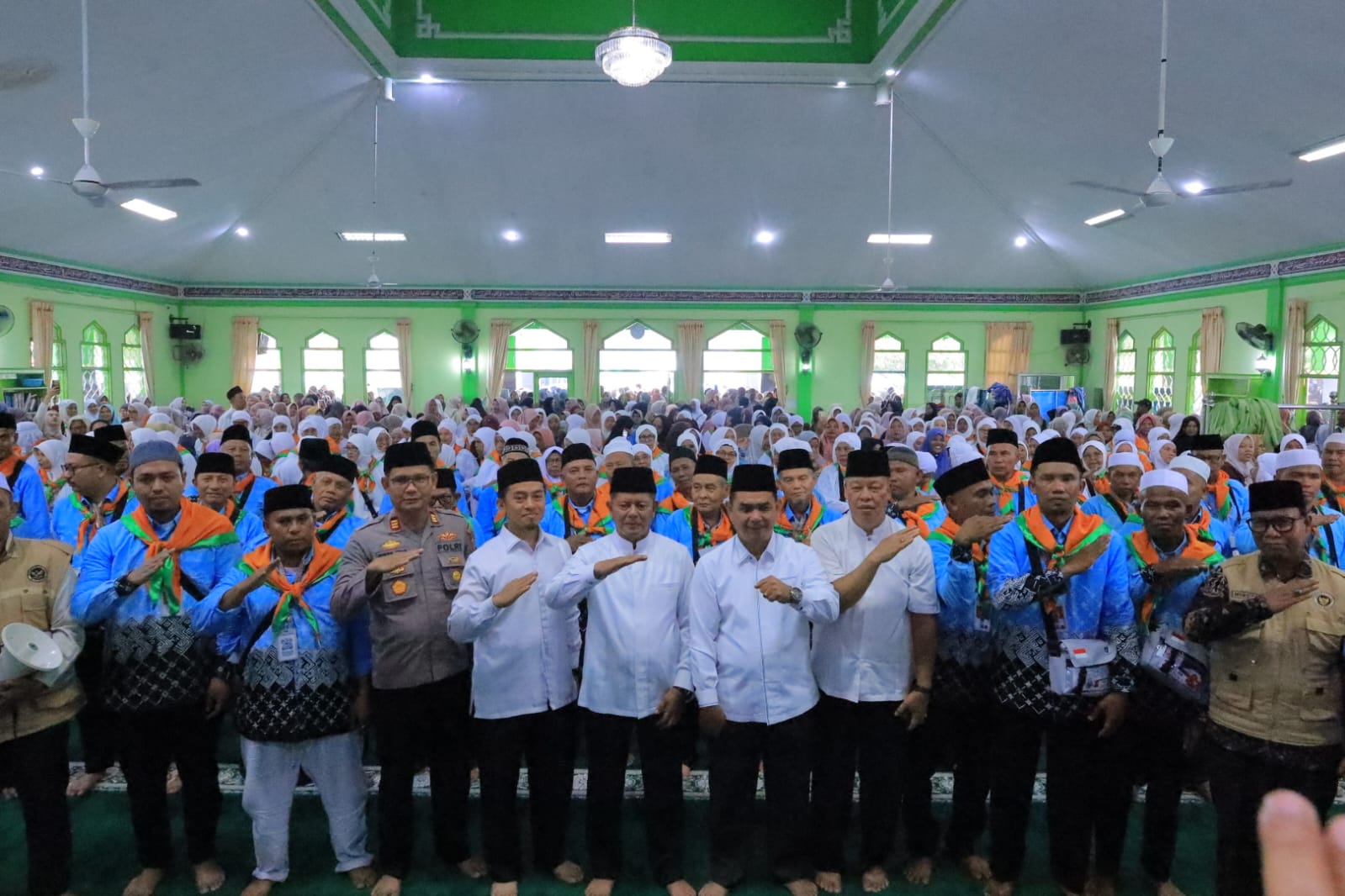 Lepas Keberangkatan Kloter 10, Bupati Welly Suhery Pesankan Jamaah Jaga Kesehatan dan Kekompakan