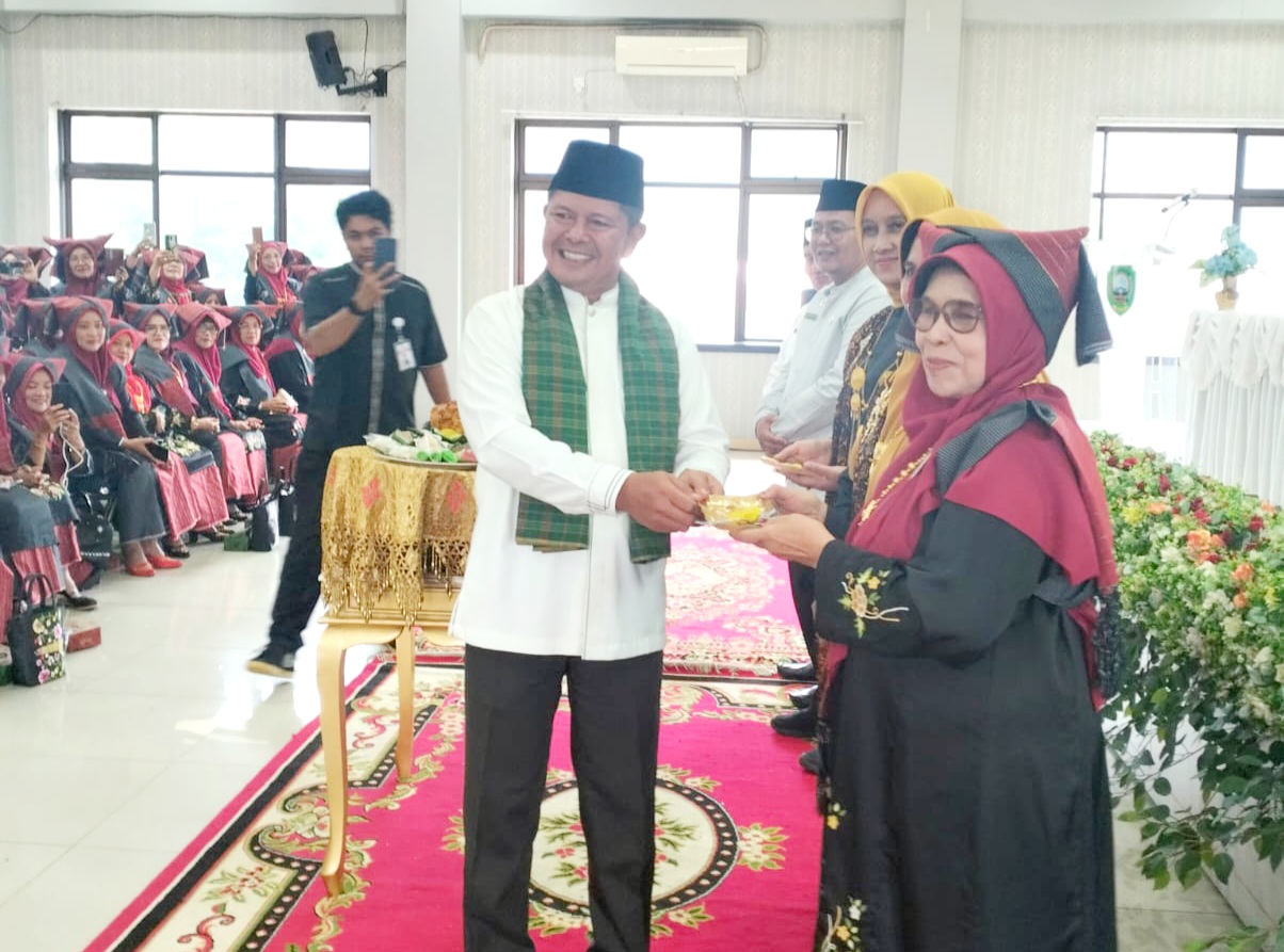 Bupati Welly Serukan Perempuan Adat Jadi Garda Penjaga Moral Generasi Pada Pengukuhan Bundo Kanduang