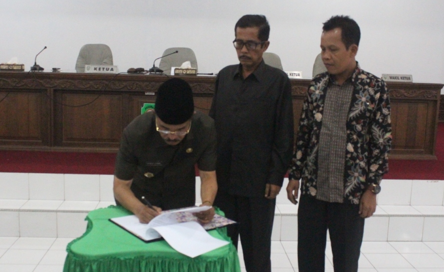 Bupati Pasaman H. Yusuf Lubis sedang menandatangani naskah MoU Pembentukan 25 Nagari Se-Pasaman