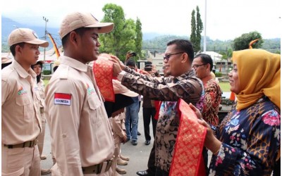 WABUP H. ATOS PRATAMA SEDANG PASANGKAN SALEMPANG PADA PEMUDA INDONESIA DALAM KIRAP PEMUDA 2018