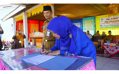 Ketua HIMPAUDI Kabupaten Pasaman Ny Suryani Nst Yusuf Lubis menandatangani Berita Acara kegiatan Gebyar PAUD dan Halal Bil Halal HIMPAUDI Kecamatan Rao